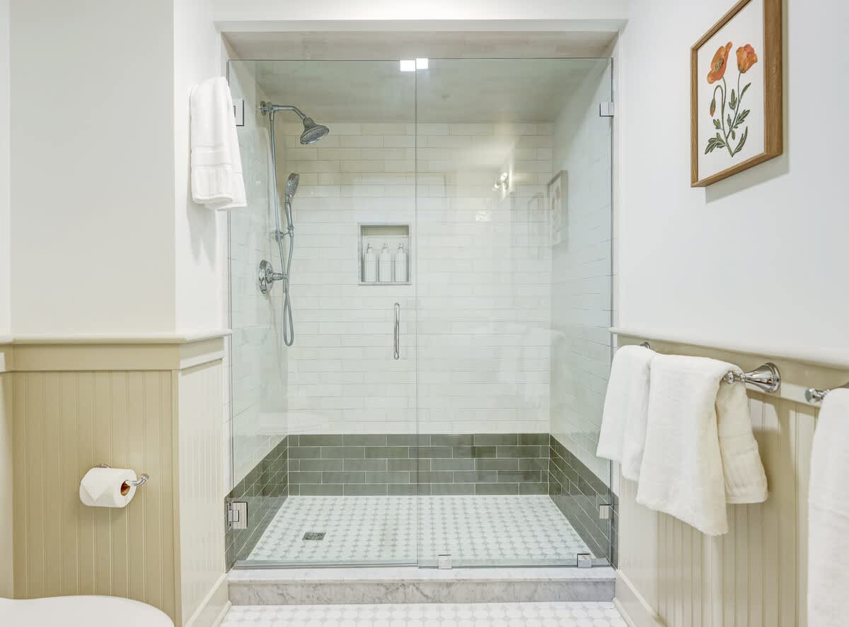 The 200 South St | King Rm 14 - vacation rental in Charlottesville — photo 4 of 32