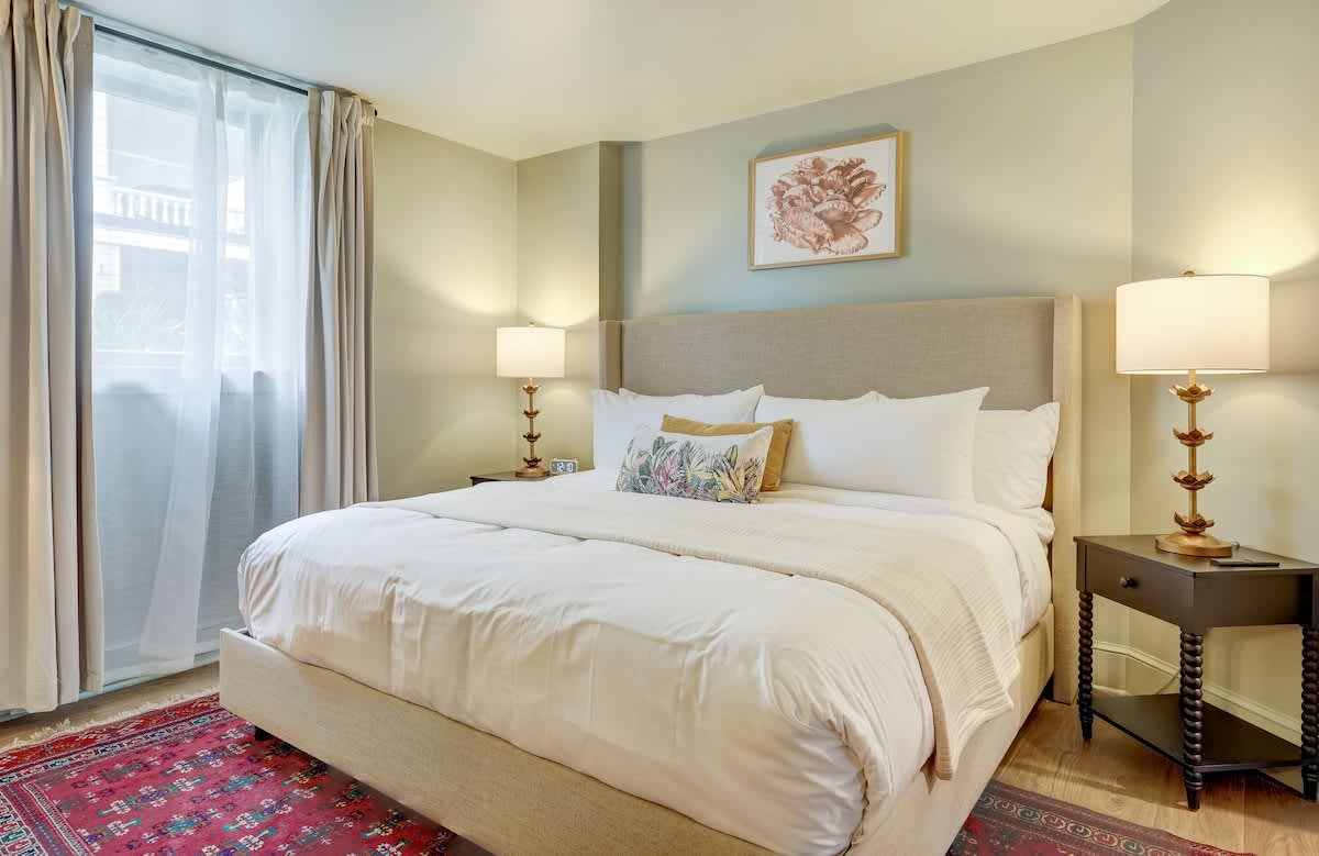 The 200 South St | King Rm 14 - vacation rental in Charlottesville — photo 1 of 32
