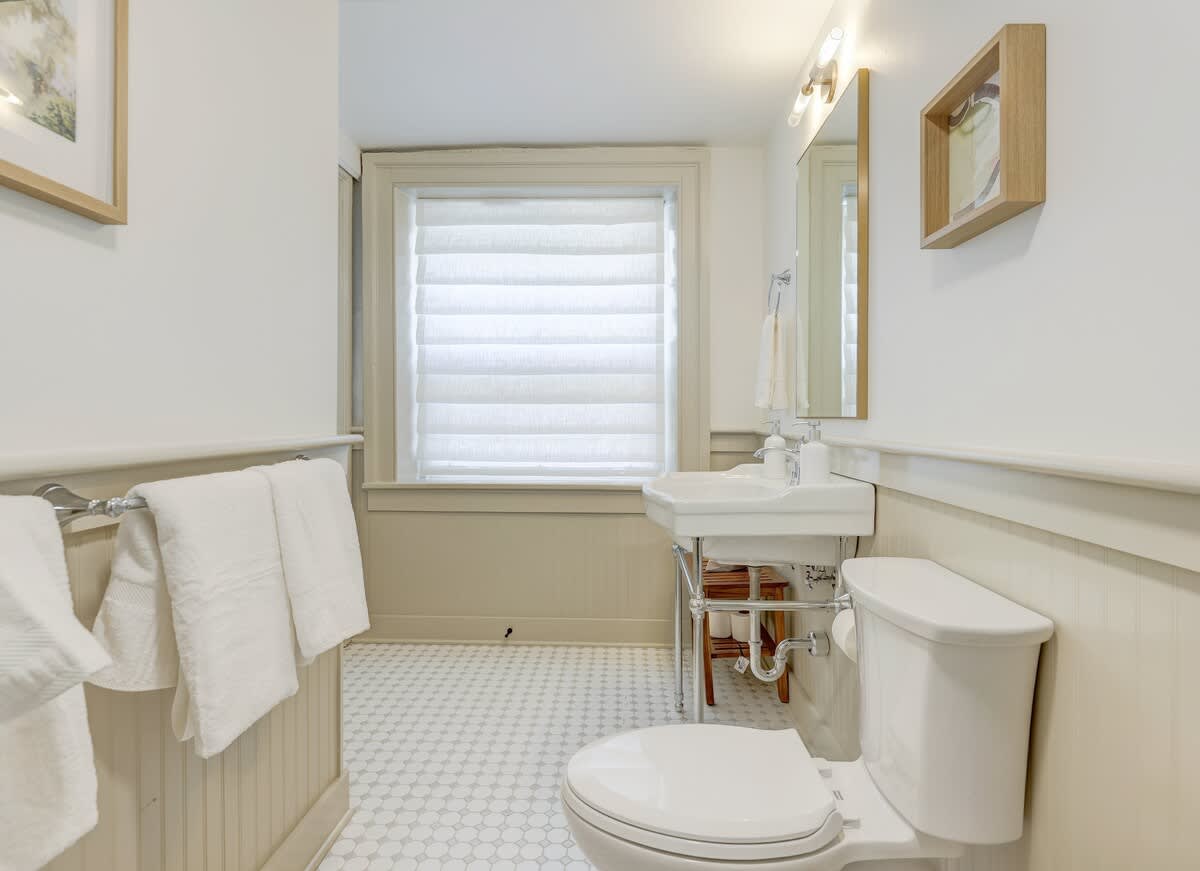 The 200 South St | King Rm 2 - vacation rental in Charlottesville — photo 6 of 31