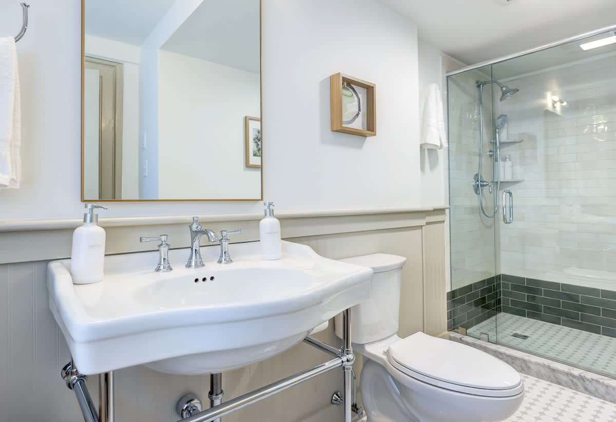 The 200 South St | King Rm 2 - vacation rental in Charlottesville — photo 7 of 31
