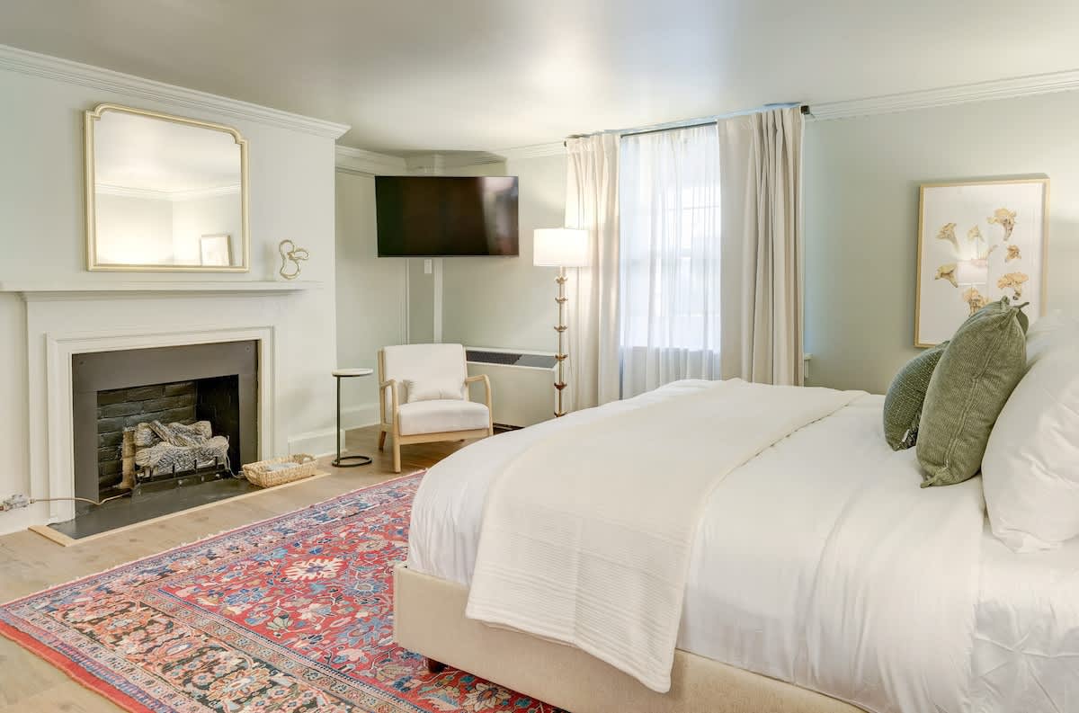 The 200 South St | King Rm 3 - vacation rental in Charlottesville — photo 1 of 31