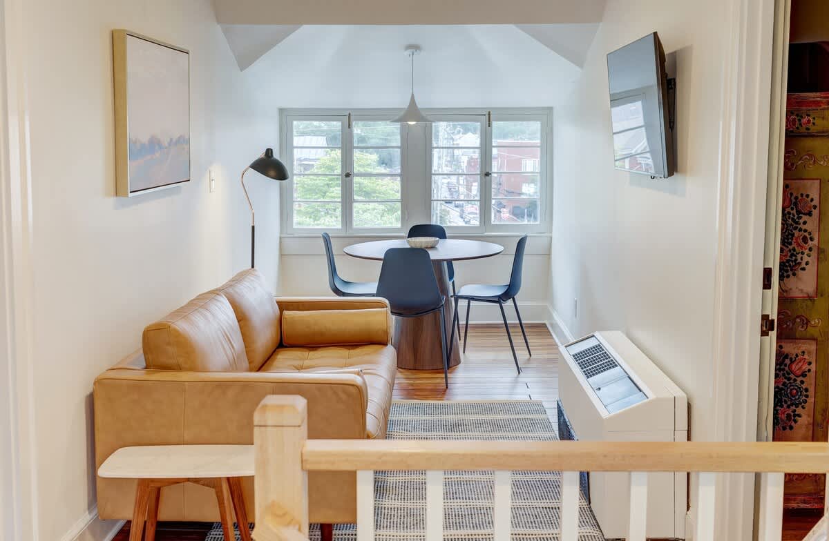 The 200 South St | Queen Rm 4 - vacation rental in Charlottesville — photo 8 of 31