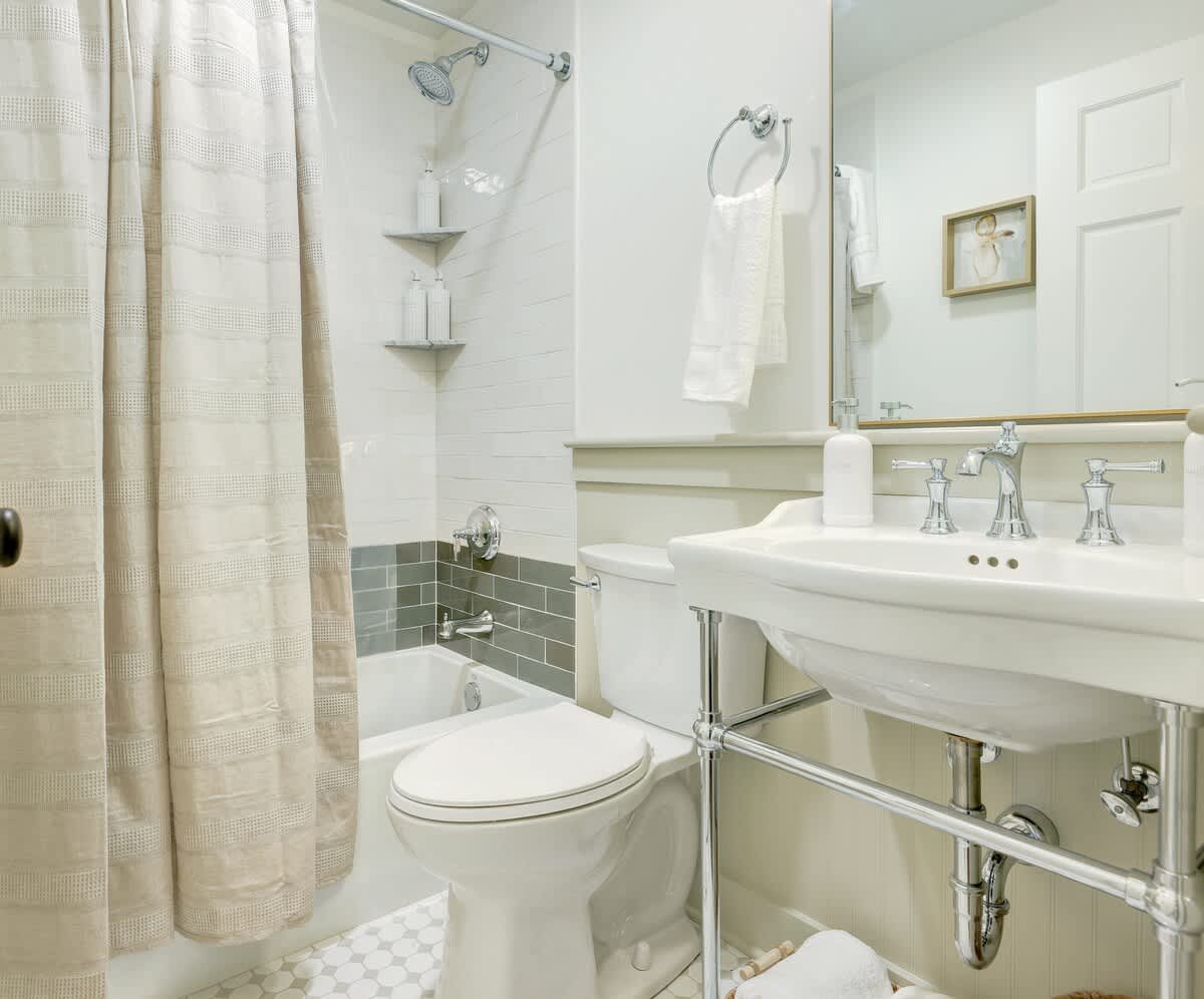 The 200 South St | Queen Rm 4 - vacation rental in Charlottesville — photo 6 of 31