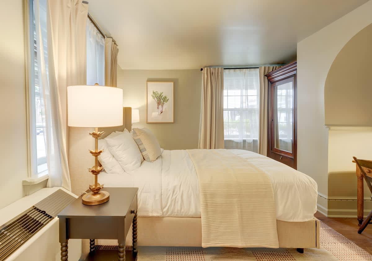The 200 South St | Queen Rm 4 - vacation rental in Charlottesville — photo 7 of 31