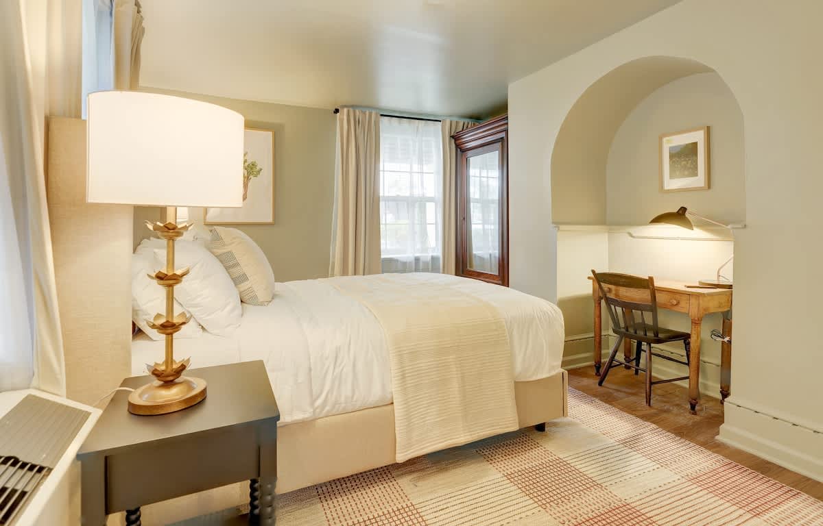 The 200 South St | Queen Rm 4 - vacation rental in Charlottesville — photo 1 of 31
