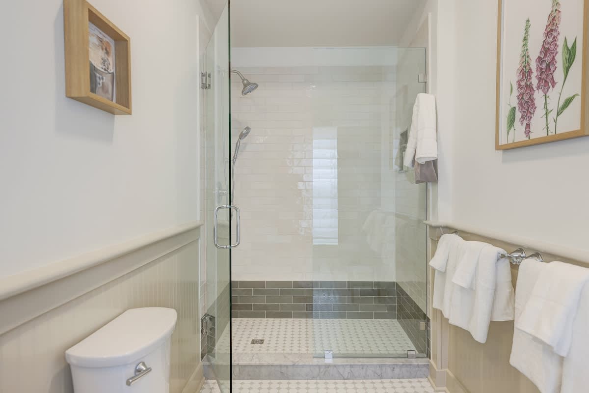 The 200 South St | King Rm 8 - vacation rental in Charlottesville — photo 8 of 32