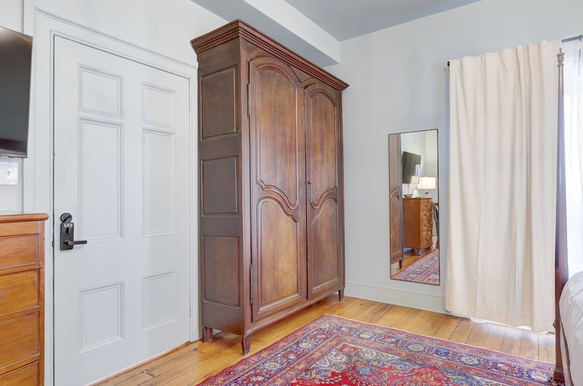 The 200 South St | King Rm 8 - vacation rental in Charlottesville — photo 7 of 32
