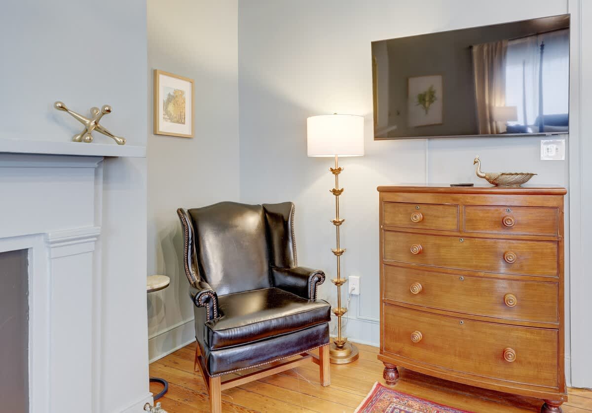 The 200 South St | King Rm 8 - vacation rental in Charlottesville — photo 6 of 32