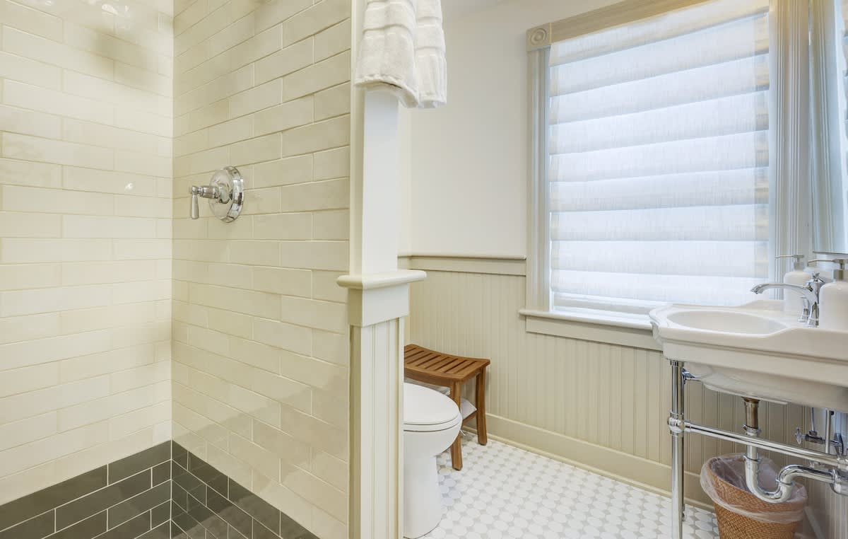 The 200 South St | King Rm 17 - vacation rental in Charlottesville — photo 4 of 32