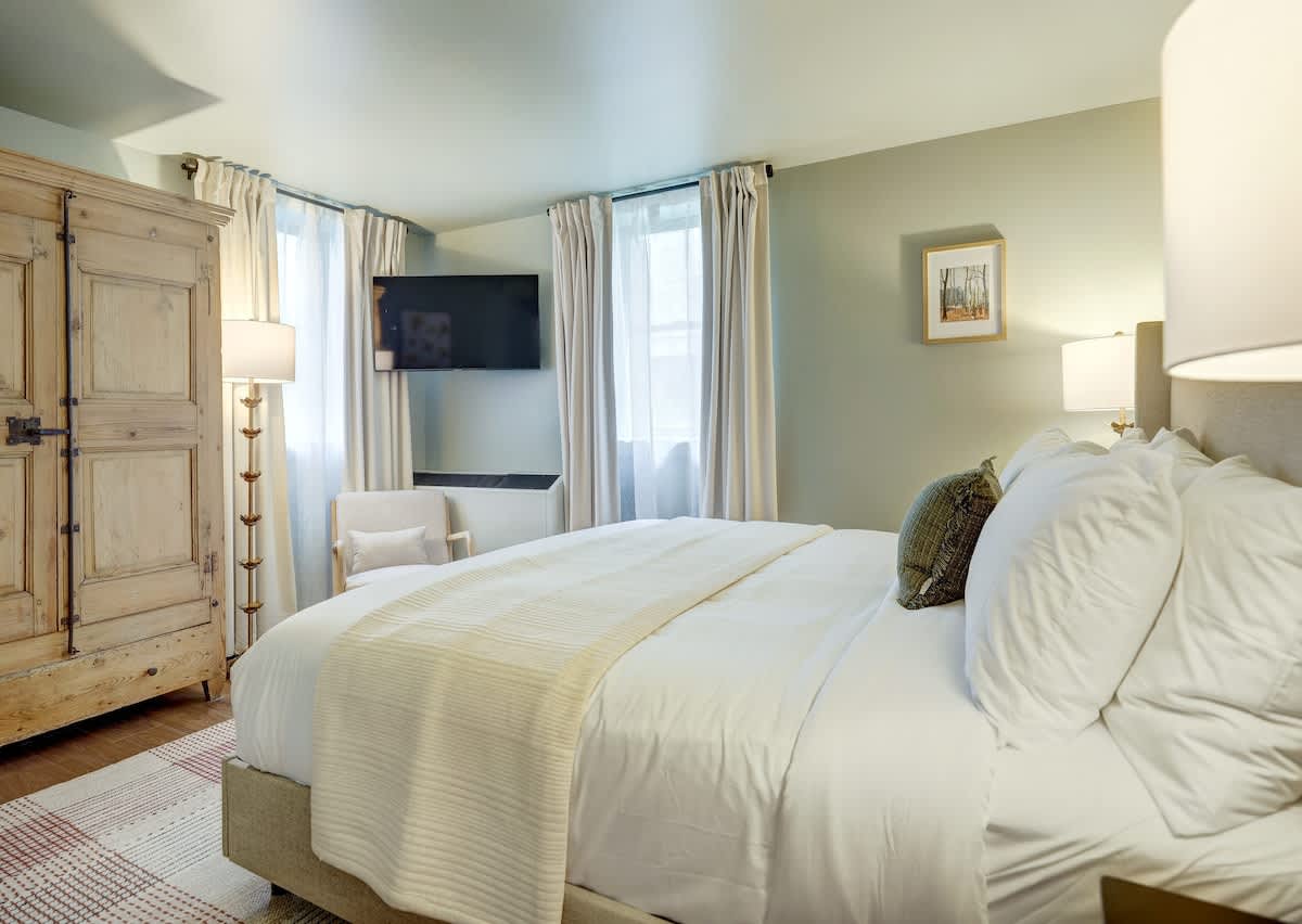 The 200 South St | King Rm 16 - vacation rental in Charlottesville — photo 1 of 31
