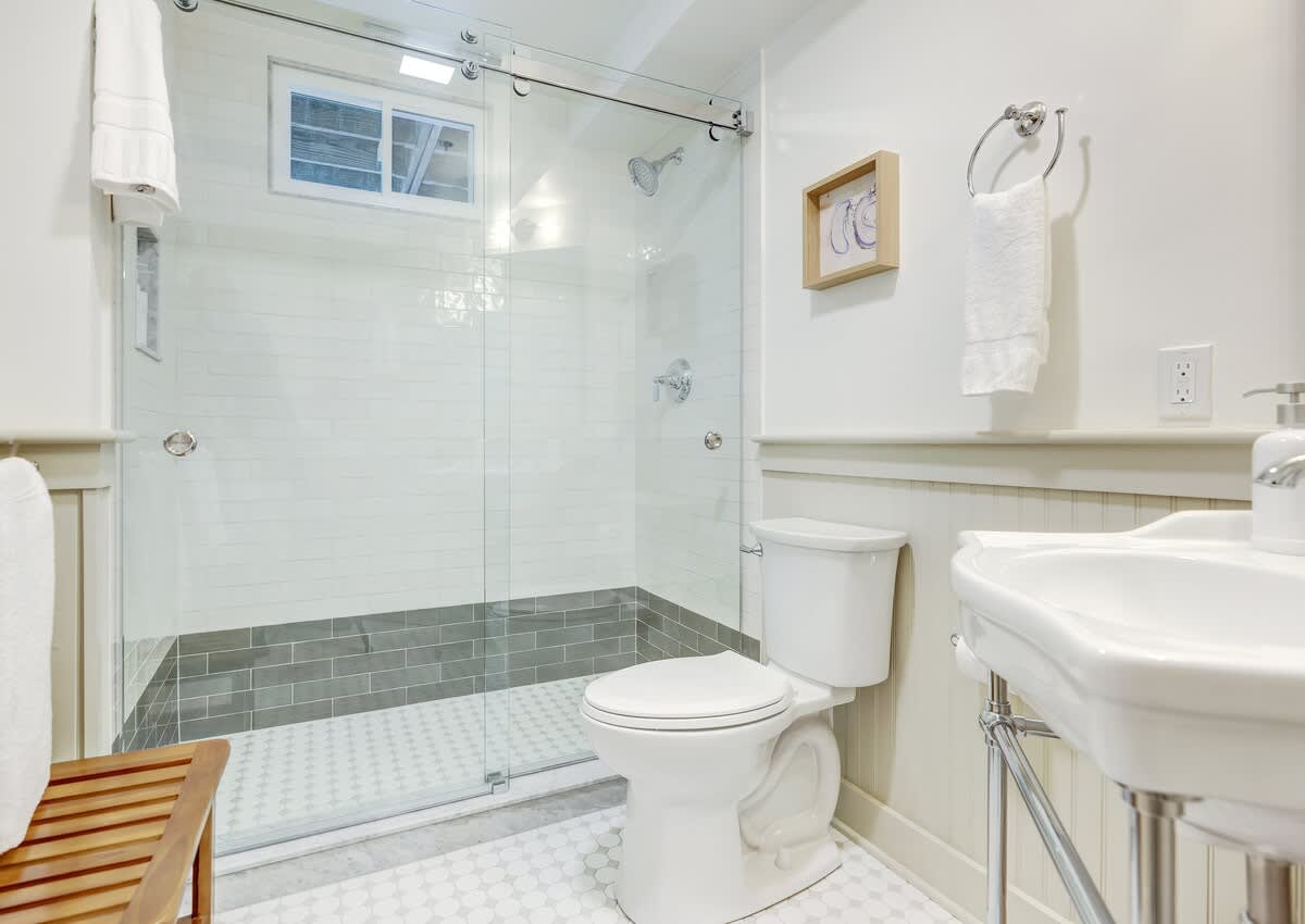 The 200 South St | King Rm 16 - vacation rental in Charlottesville — photo 5 of 31