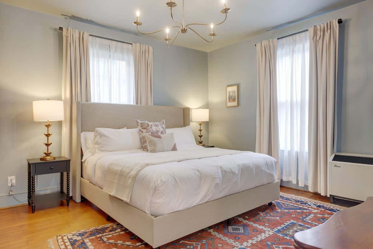 The 200 South St | King Rm 21 - vacation rental in Charlottesville — photo 2 of 32