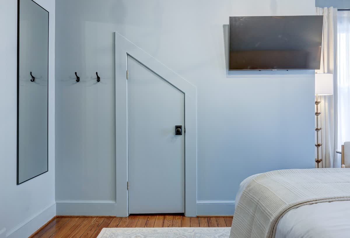 The 200 South St | King Rm 22 - vacation rental in Charlottesville — photo 4 of 35