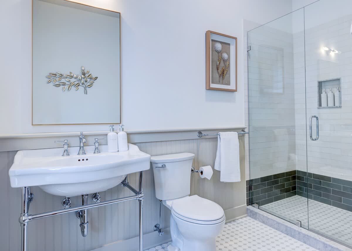 The 200 South St | King Rm 22 - vacation rental in Charlottesville — photo 6 of 35