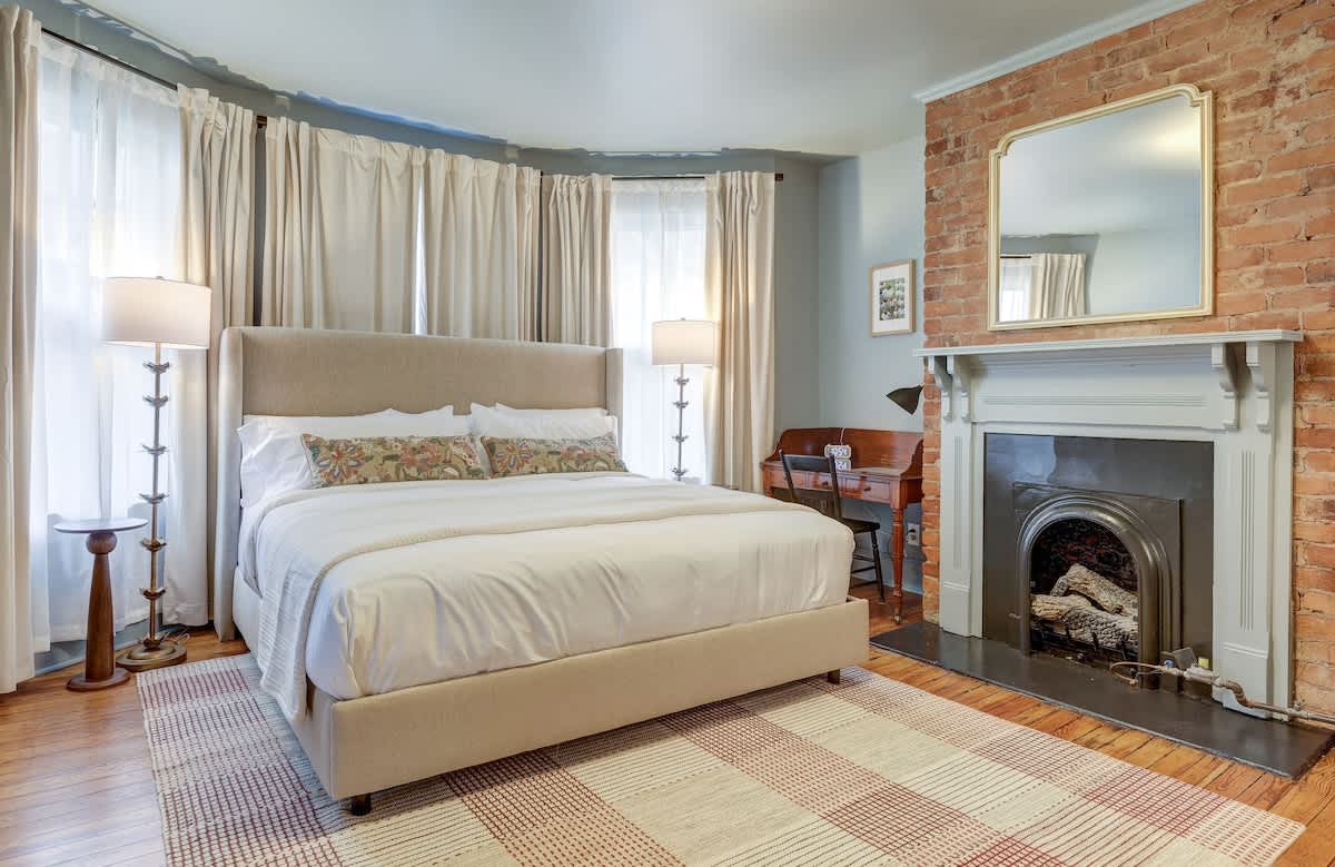 The 200 South St | King Ste 24 - vacation rental in Charlottesville — photo 1 of 33
