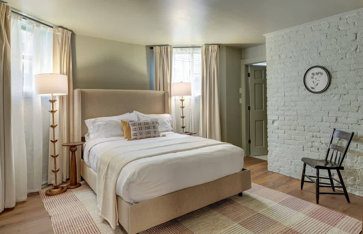 The 200 South St | Queen Rm 15 - vacation rental in Charlottesville — photo 1 of 33
