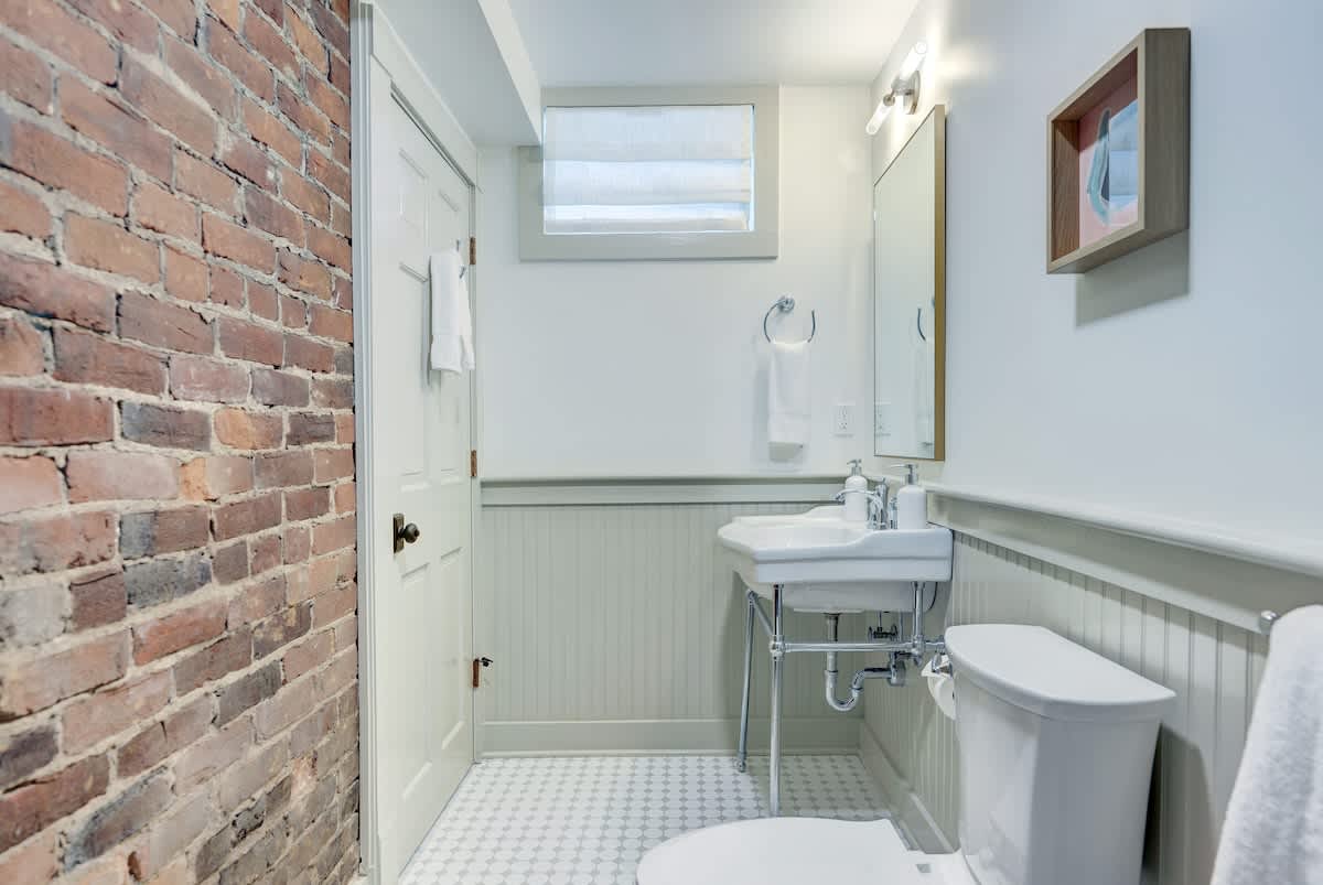 The 200 South St | Queen Rm 15 - vacation rental in Charlottesville — photo 6 of 33