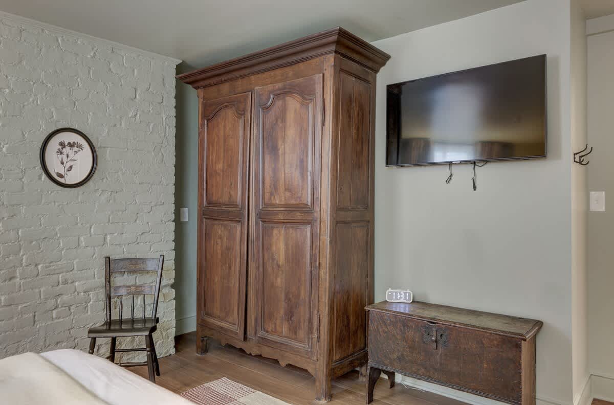 The 200 South St | Queen Rm 15 - vacation rental in Charlottesville — photo 5 of 33