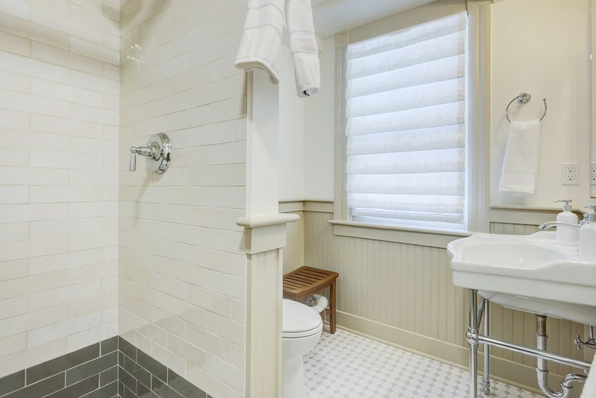 The 200 South St | Queen Rm 18 - vacation rental in Charlottesville — photo 4 of 32
