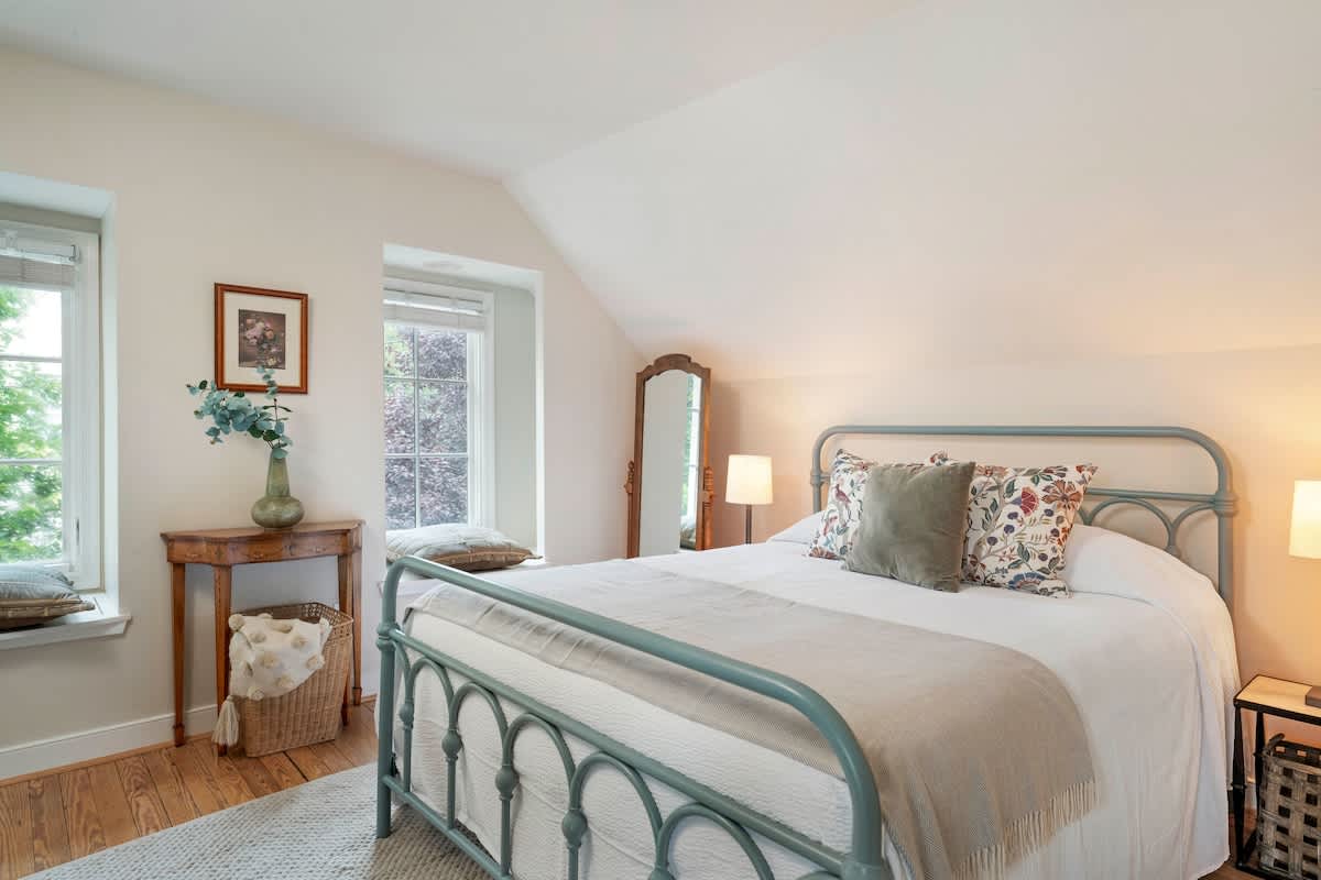 High Street Inn Ridge Room - vacation rental in Charlottesville — photo 1 of 24