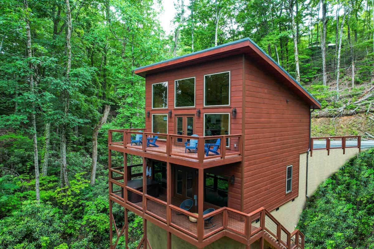 Cozy Chalet with Hot Tub Near Downtown — Gatlinburg, TN — vacation rental