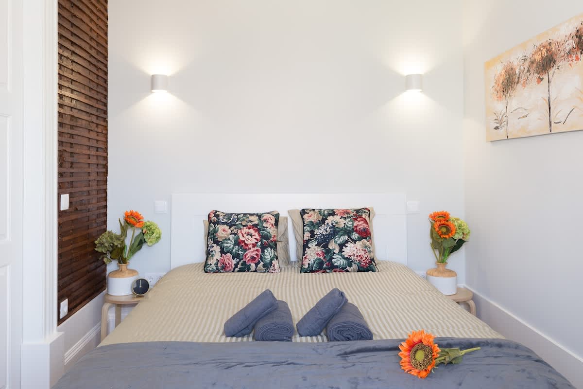 Charming Flat w/ Netflix | River View by HostWise