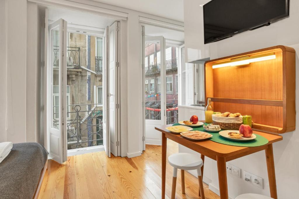 Captivate Studio w/ Balcony | Clérigos by HostWise
