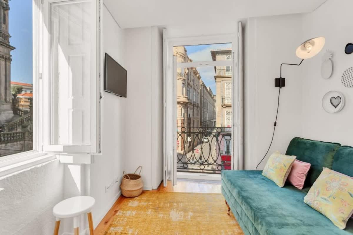 Splendid Flat w/ Balcony | Clérigos by HostWise