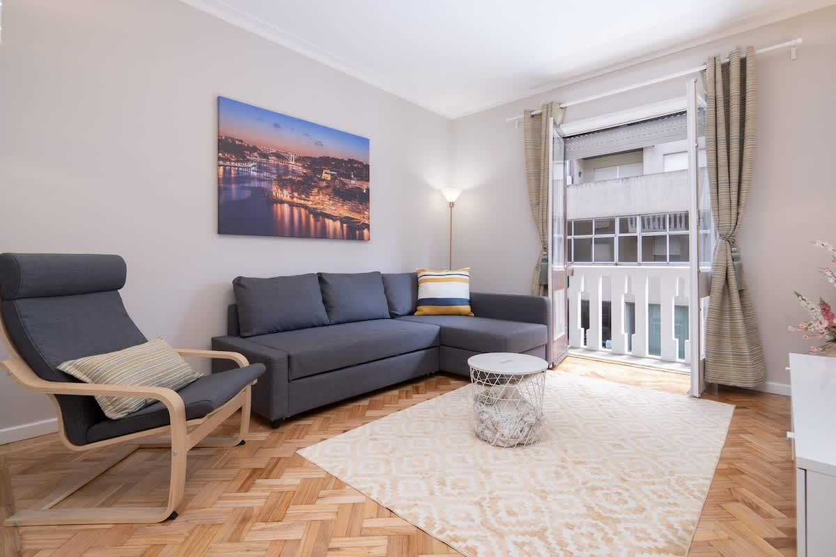 2 Deluxe Bright Flats w/ Netflix by HostWise