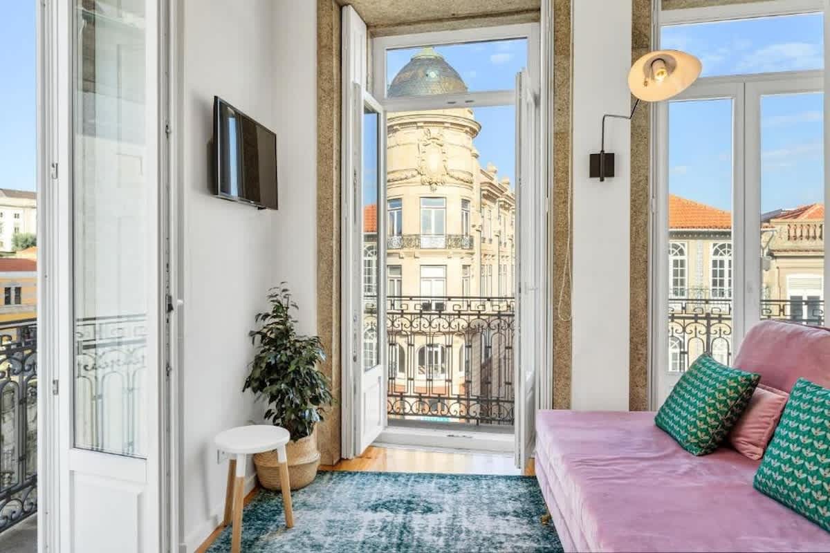 Stunning Flat w/ Balcony | Clérigos by Host Wise