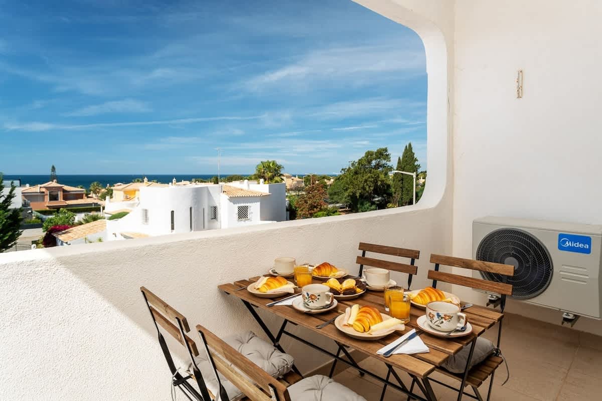 Bright Lovely Flat w/ Balcony by HostWise
