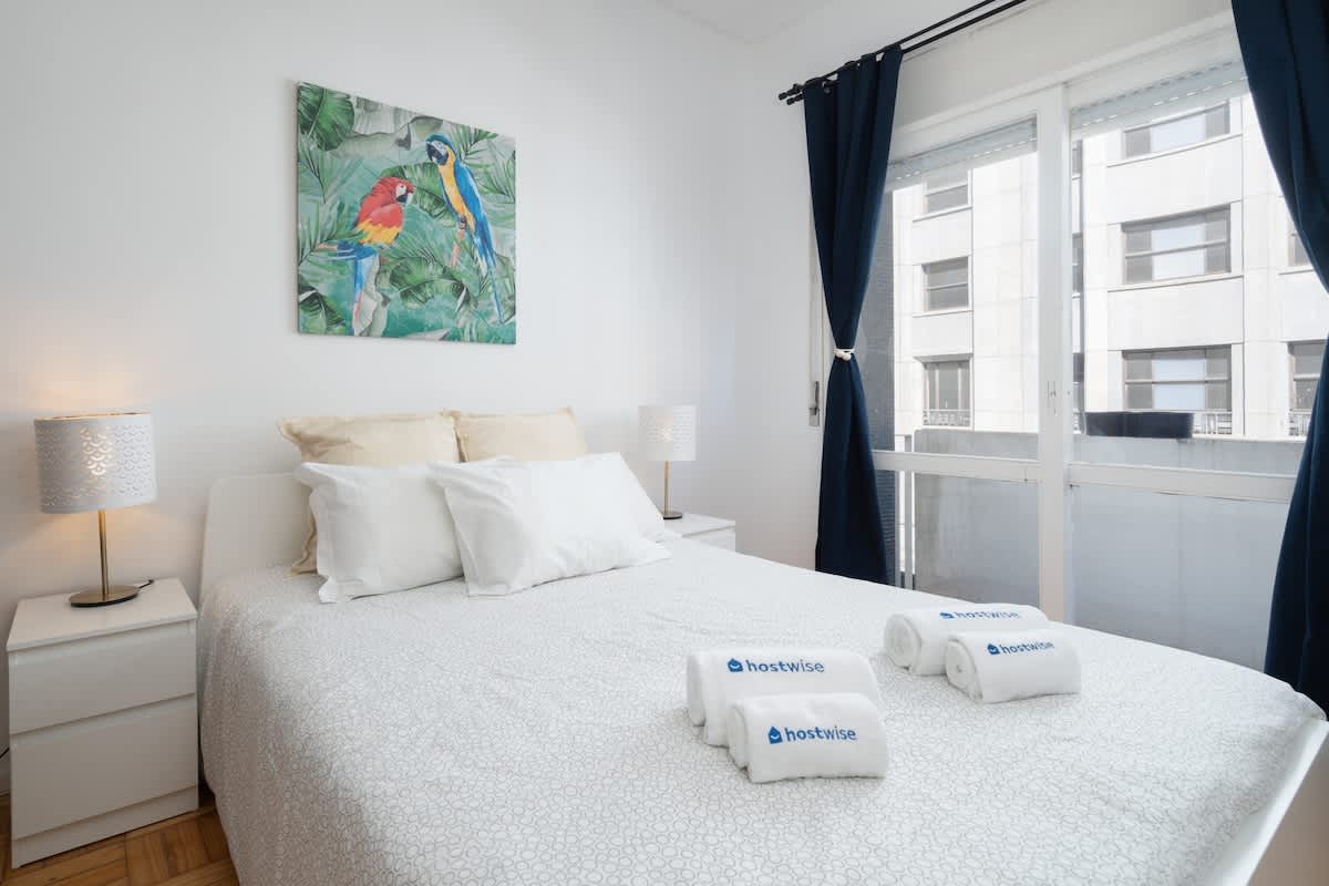 Sweet Bright Flats w/ Netflix | Bolhão by HostWise