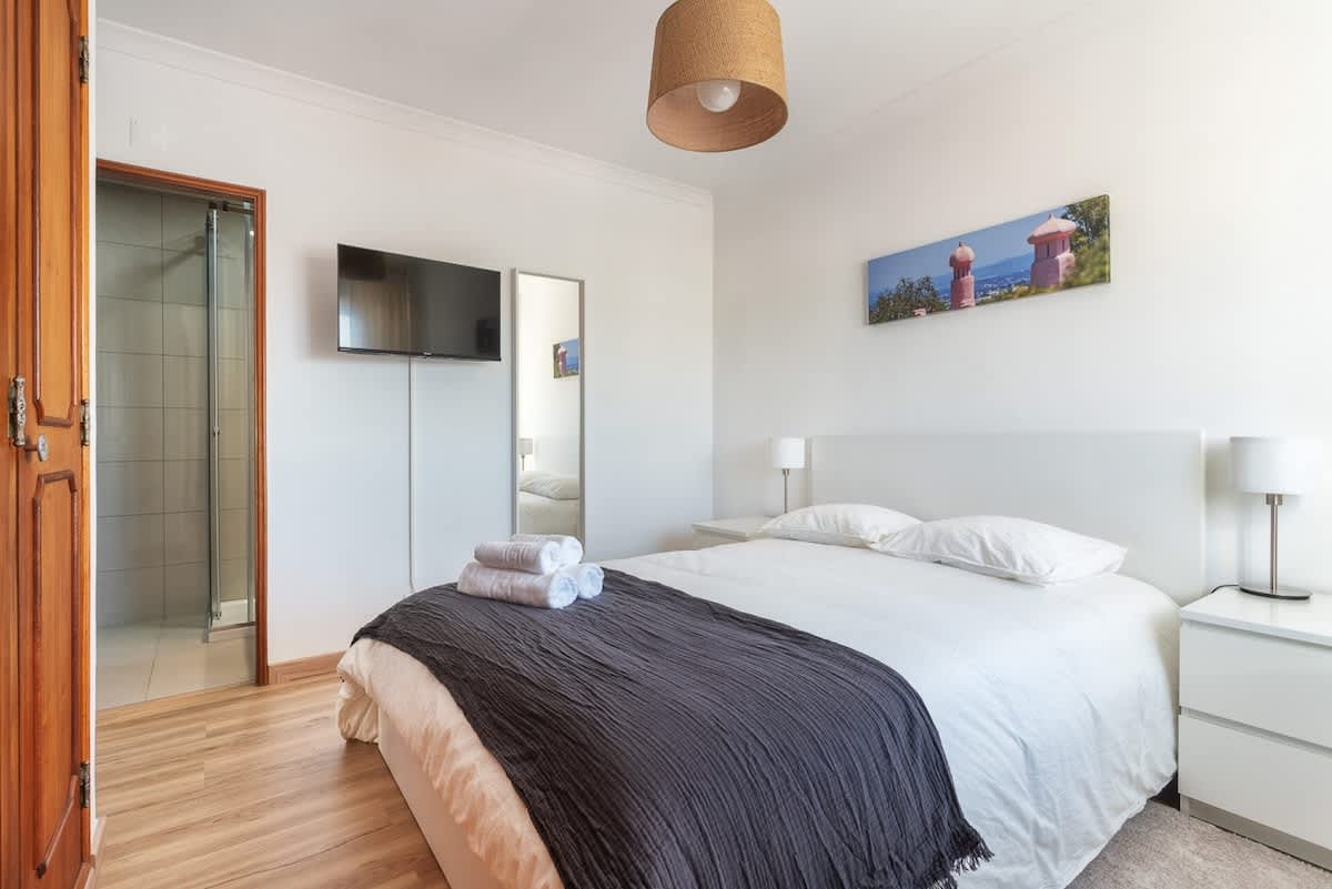 Spacious & Sunny Flat | Loulé by HostWise
