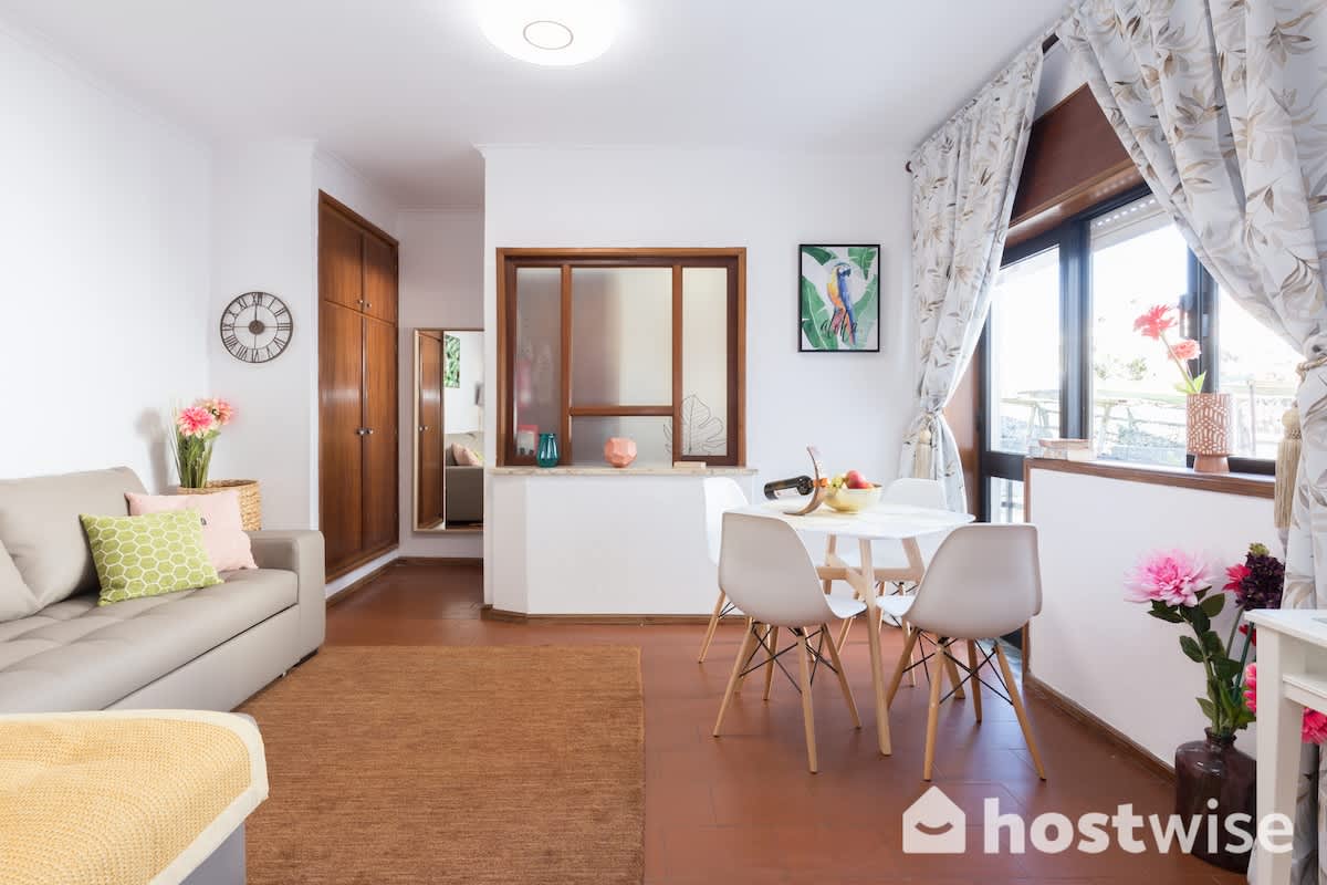Comfy Sunny Flat w/ Netflix by HostWise