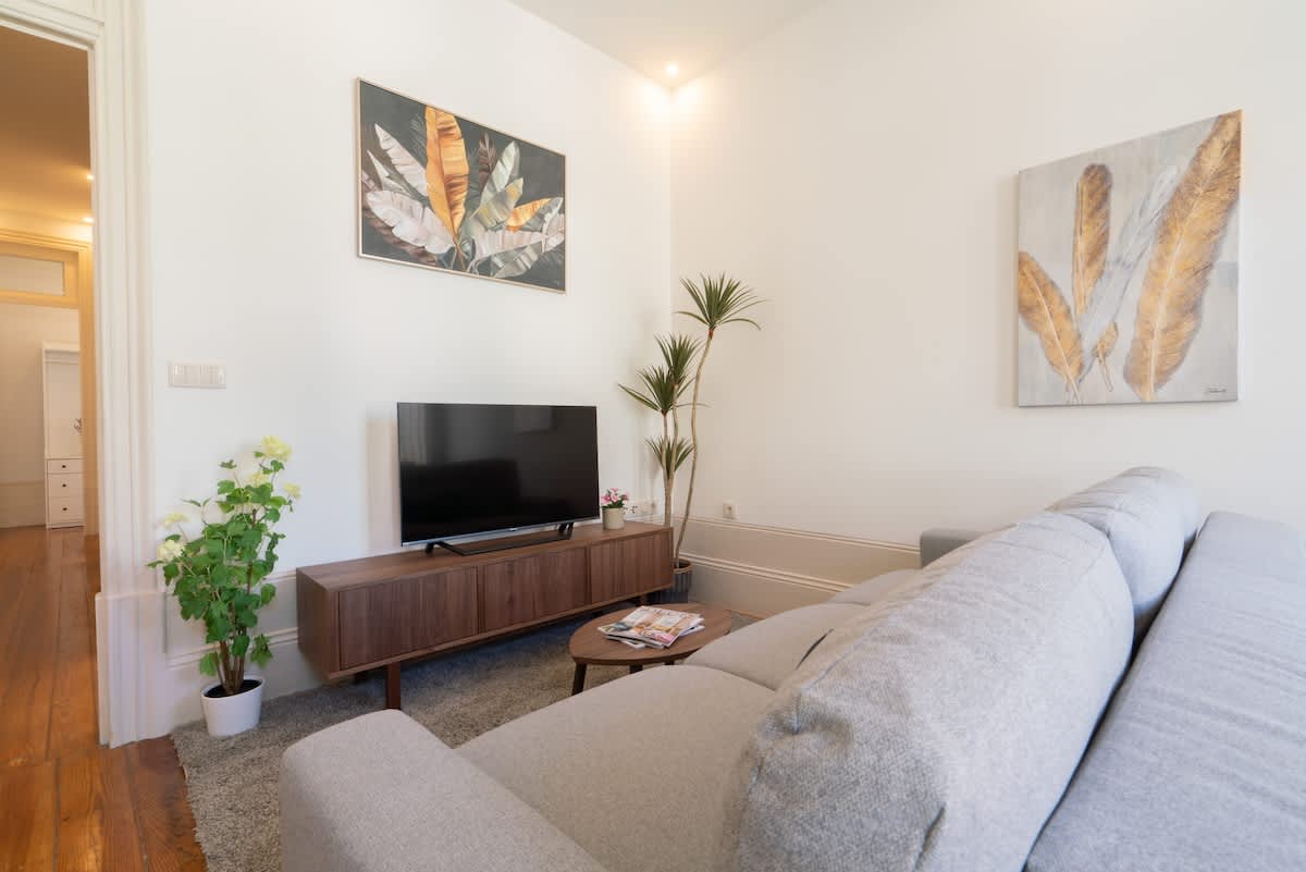  Modern Comfy Flat by HostWise