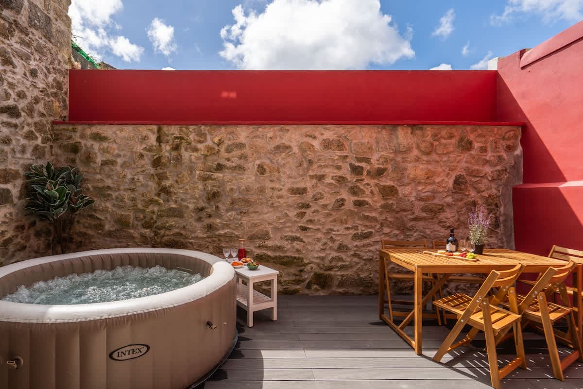 3 Comfy Flats | Jacuzzi & Terrace by Host Wise