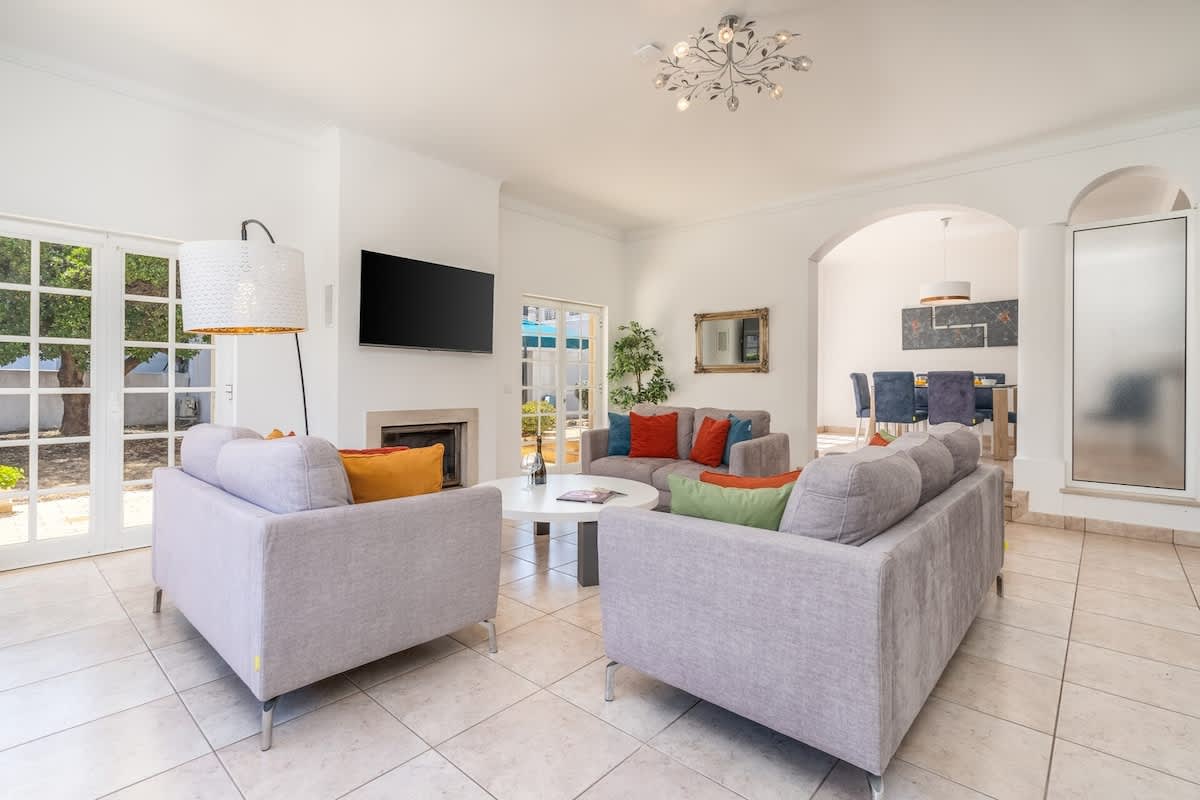 HostWise - Spacious Family House w/ Garden