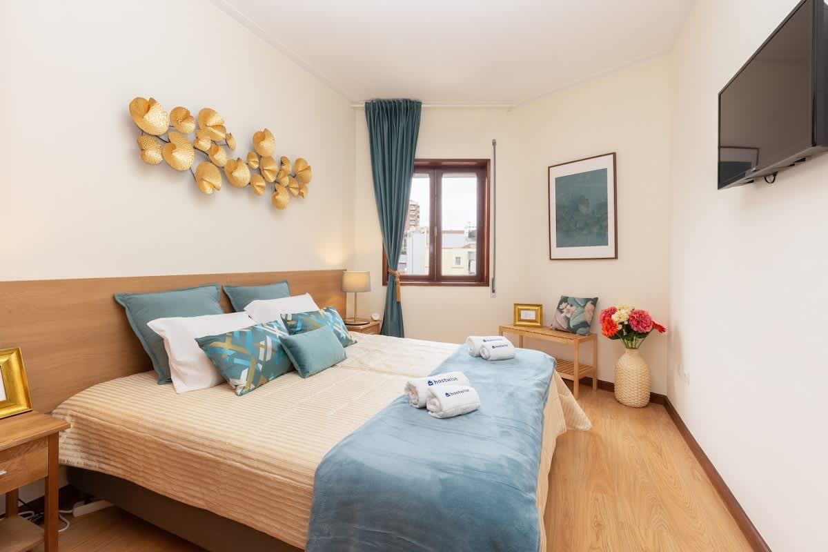 Deluxe Bright Flat w/ Netflix by HostWise