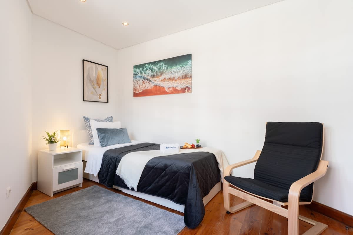 Charming Cozy Room 1 By HostWise