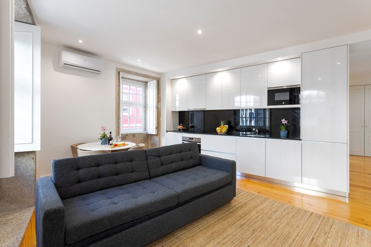 Modern & Trendy Flat by HostWise