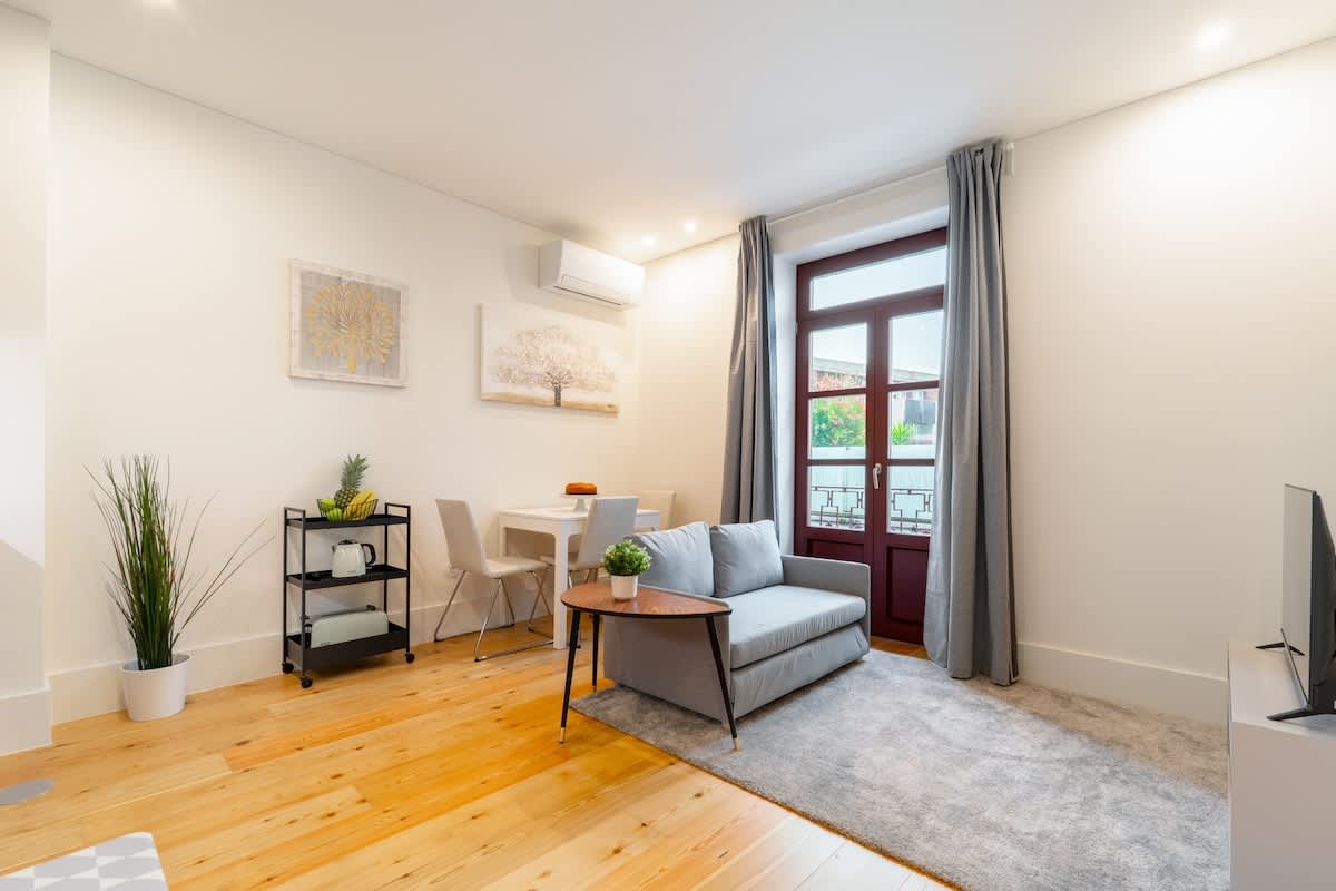 Bright & Cozy Flat w/ Balcony by Host Wise