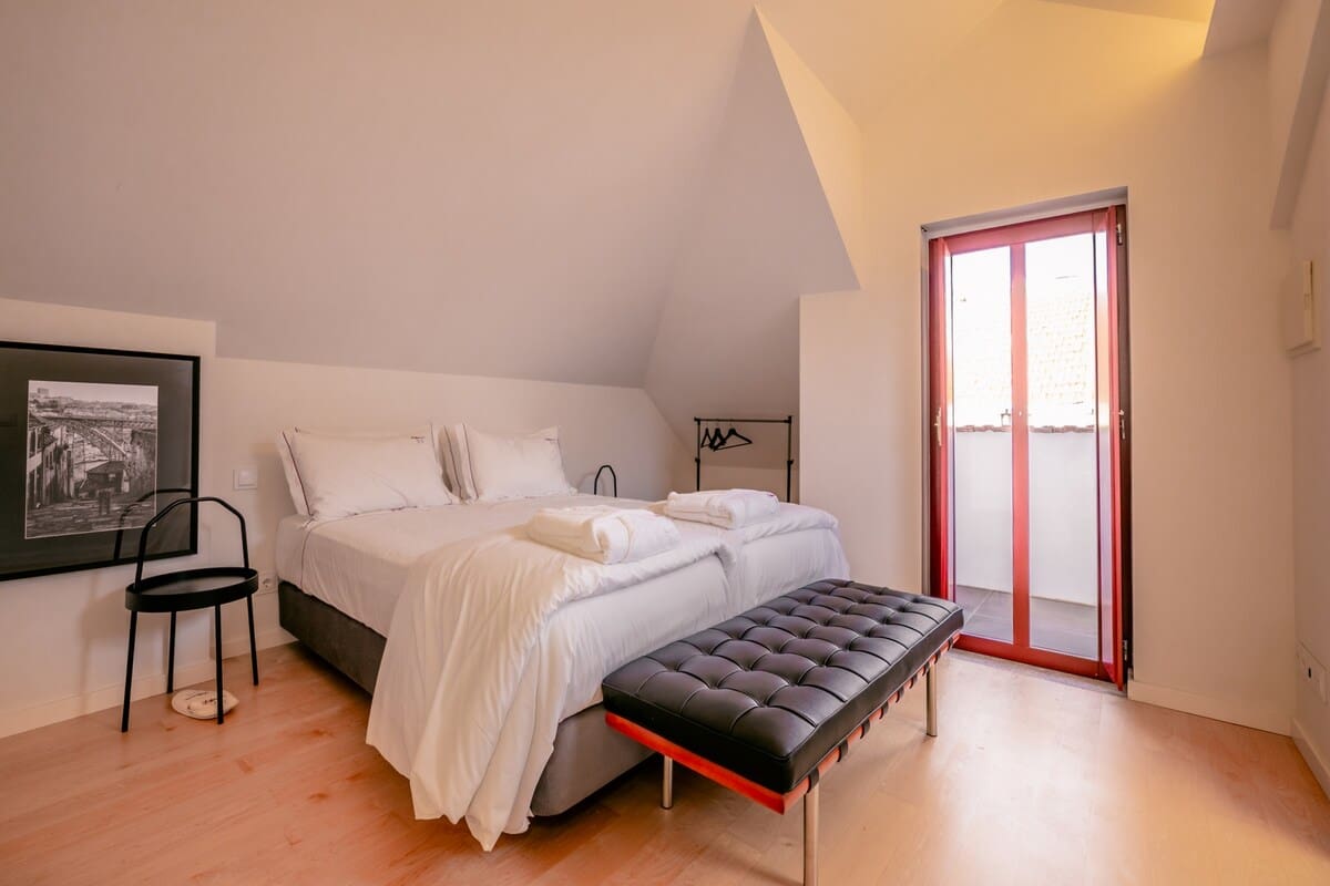 Luxe Duplex Studio w/ Balcony | Clérigos by Host Wise