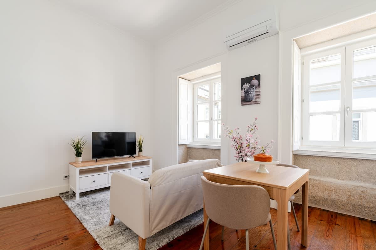 Bright Flat in Historic Foz House by HostWise