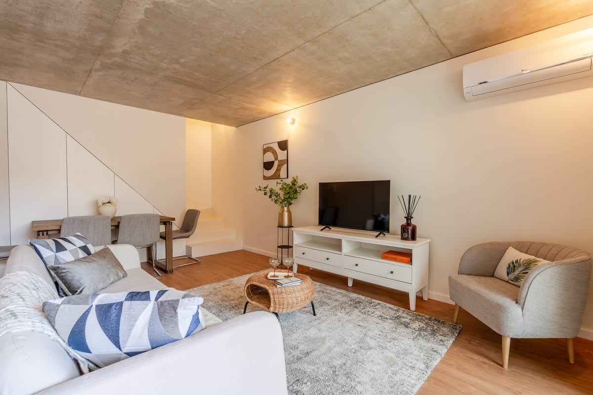 Stylish, Premium & Pet Friendly Flat by HostWise