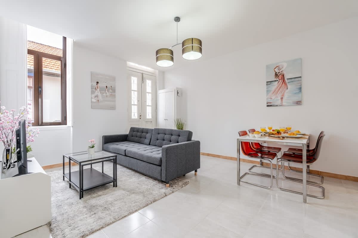HostWise - Colourful 2-Home w/ Terrace in Boavista