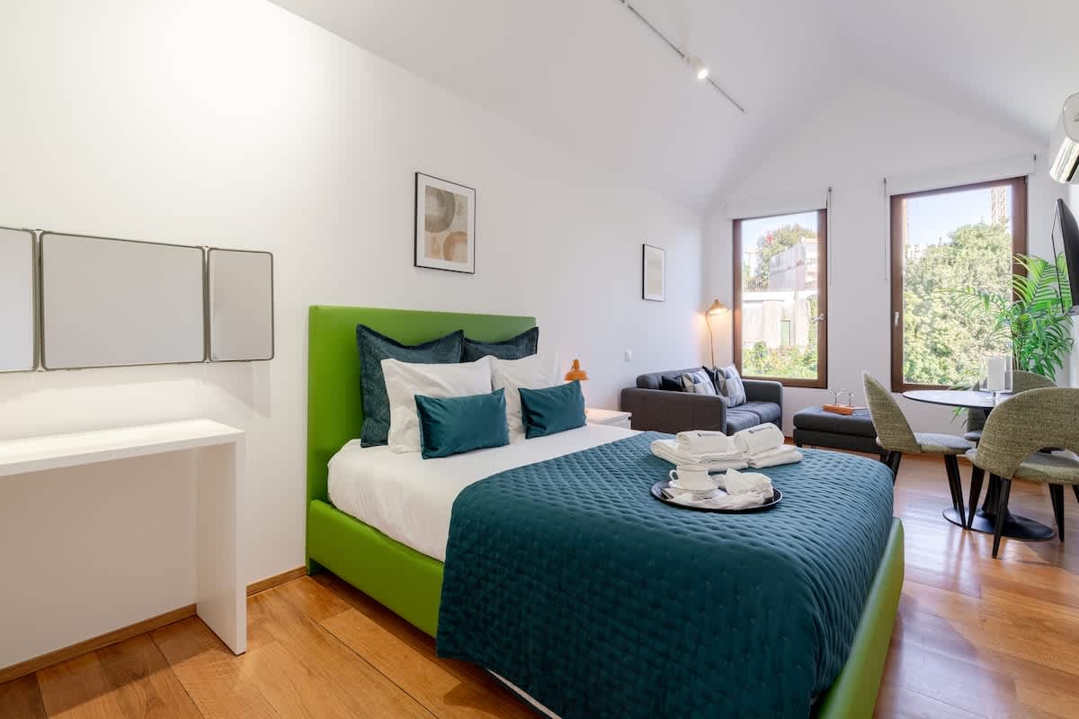 Modern & Cozy Studio by HostWise