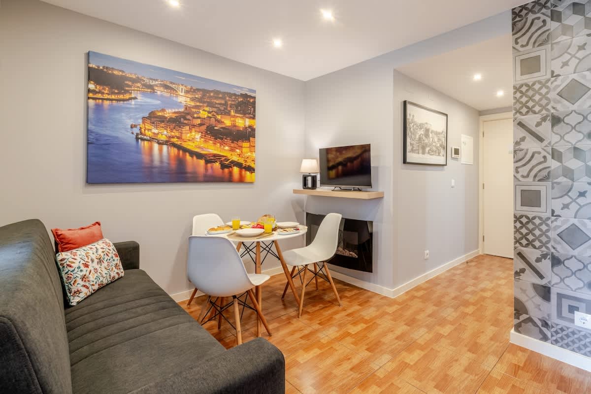 2 Cozy & Central Apartment by HostWise