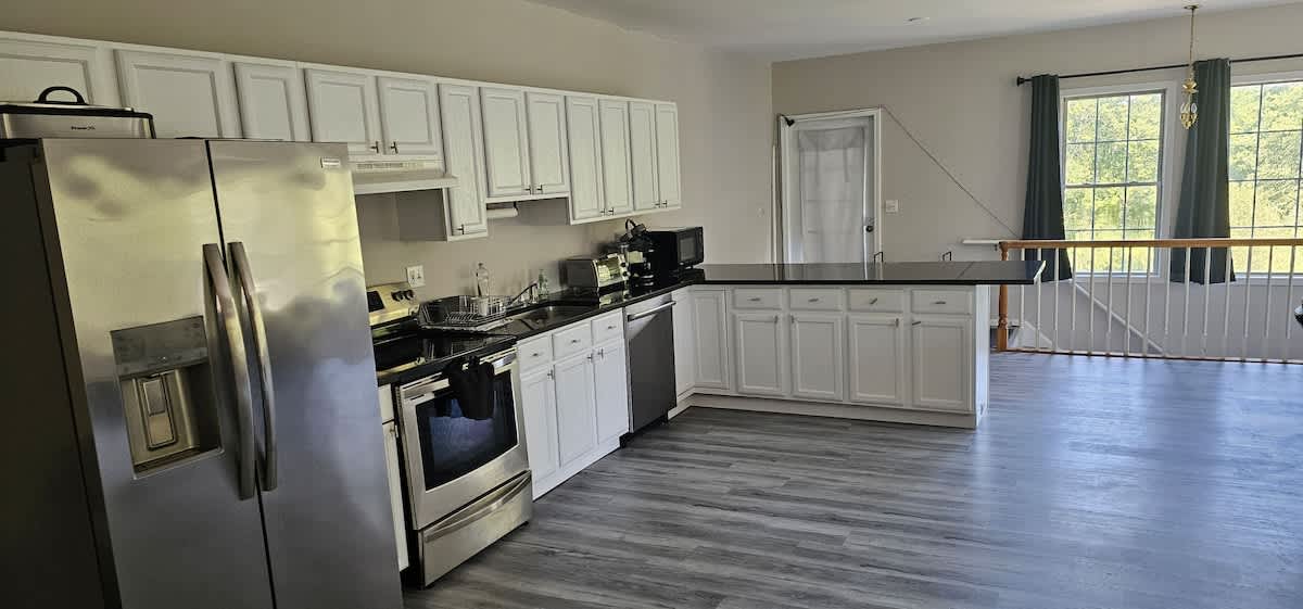 Kitchen and Dining Peninsula — photo 1