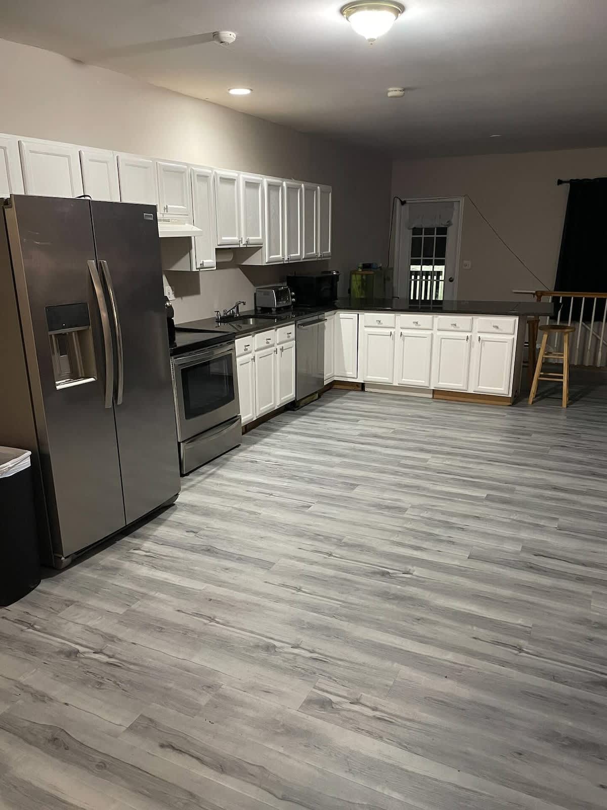 Kitchen and Dining Peninsula — photo 2