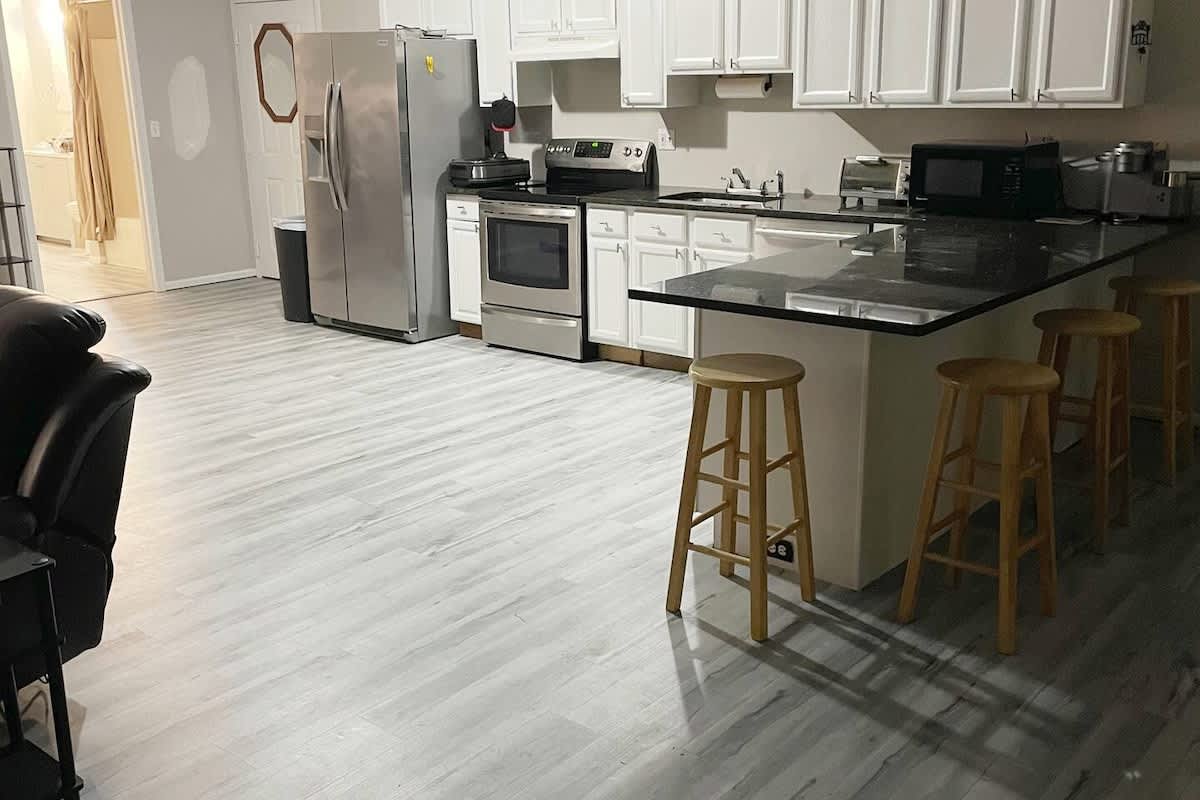 Kitchen and Dining Peninsula — photo 4